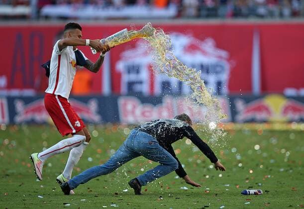 08.05.2016, Fussball 2.Bundesliga 2015 2016, 33.Spieltag, RasenBallsport Leipzig - Karlsruher SC, in der Red Bull Arena Leipzig. RB Leipzig feiert den Aufstieg in die 1. Liga , v.l. Davie Selke (RB Leipzig) übergiesst Trainer Ralf Rangnick (RB Leipzig) mit Bier 