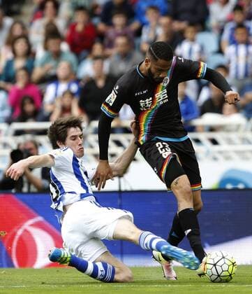 Real Sociedad s Elustondo (L) fights for the ball with Rayo Vallecano s Bebe during their Liga Primera Division 37th journey match held at Anoeta stadium in San Sebastian, Basque Country, Spain, 8 May 2016. REAL SOCIEDAD VS RAYO VALLECANO !ACHTUNG: NUR REDAKTIONELLE NUTZUNG!  SSB004 20160508-635983283236461212