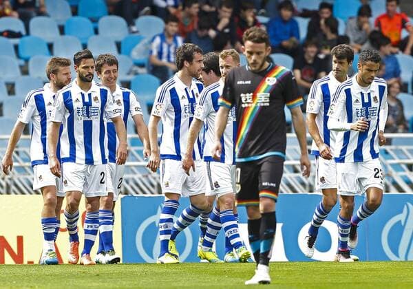 Real Sociedad s striker Mikel Oyarzabal (3L) celebrates his goal before Rayo Vallecano during their Liga Primera Division 37th journey match held at Anoeta stadium in San Sebastian, Basque Country, Spain, 8 May 2016. REAL SOCIEDAD VS RAYO VALLECANO !ACHTUNG: NUR REDAKTIONELLE NUTZUNG!  SSB005 20160508-635983283874385212