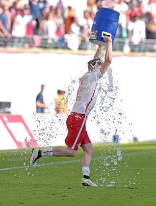 Marcel Sabitzer (RB 7) uebergiesst sich mit Wasser - Jubel bei den Leipzigern. Mit dem Sieg machen sie ihren Aufstieg in die 1. Liga perfekt. RasenBallsport Leipzig (RB) vs Karlsruher SC (KSC), Fussball, 2.Liga, 08.05.2016 , Leipzig Copyright: Modla Eibner-Pressefoto ep_cma