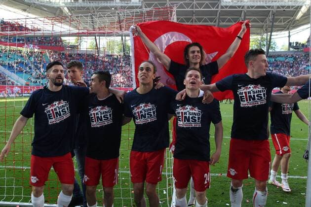 08.05.2016, xkvx, Fussball 2.Bundesliga, RB Leipzig - Karlsruher SC, emspor, v.l. Spieler von RB Leipzig feiern den Auftsieg jubeln nach de Spielende freuen sich steigen auf feiern mit den Fans Leipzig
