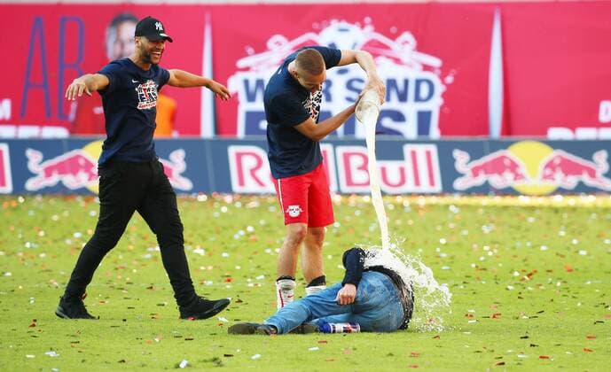RB Leipzig - Karlsruhe Fußball 2.Bundesliga Leipzig, 08.05.2016, Red Bull Arena, Fussball, 2. Bundesliga, 33.Spieltag. , RB Leipzig vs. Karlsruher SC , Im Bild: Bei der vergeblichen Flucht vor der Bierdusche von Stefan Ilsanker verletzt sich Trainer Ralf Rangnick (am Boden) und hält sich das Bein, Li.: Terrence Boyd., RB Leipzig jubelt nach dem Sieg und steht als Aufsteiger in die 1. Bundesliga fest! ,