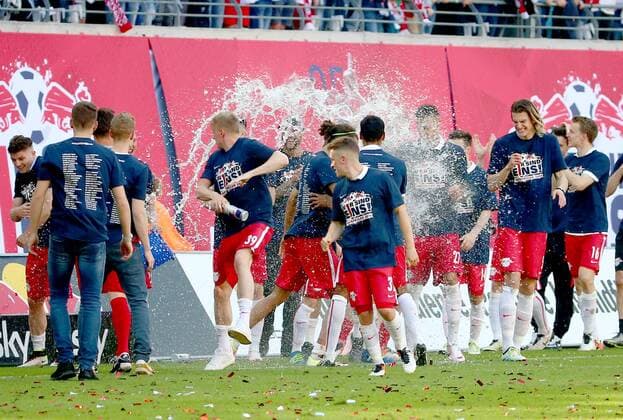 RB Leipzig - Karlsruhe Fußball 2.Bundesliga Leipzig, 08.05.2016, Red Bull Arena, Fussball, 2. Bundesliga, 33.Spieltag. , RB Leipzig vs. Karlsruher SC , Im Bild: RB Leipzig jubelt nach dem Sieg und steht als Aufsteiger in die 1. Bundesliga fest! ,