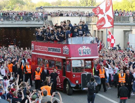 Mannschaft präsentiert sich im Oldtimerbus, tausende Fans säumen die Straße, RB Leipzig feiert Aufstieg in die erste 1.Bundesliga Freude Emotion jubelnd Jubel Fußball Fussball zweite 2.Bundesliga Saison 2015 2016 08.05.2016 RB Leipzig RBL vs. Karlsruher SC KSC