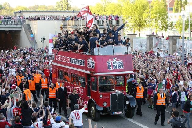 Mannschaft präsentiert sich im Oldtimerbus, tausende Fans säumen die Straße, RB Leipzig feiert Aufstieg in die erste 1.Bundesliga Freude Emotion jubelnd Jubel Fußball Fussball zweite 2.Bundesliga Saison 2015 2016 08.05.2016 RB Leipzig RBL vs. Karlsruher SC KSC