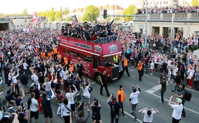 Mannschaft präsentiert sich im Oldtimerbus, tausende Fans säumen die Straße, RB Leipzig feiert Aufstieg in die erste 1.Bundesliga Freude Emotion jubelnd Jubel Fußball Fussball zweite 2.Bundesliga Saison 2015 2016 08.05.2016 RB Leipzig RBL vs. Karlsruher SC KSC