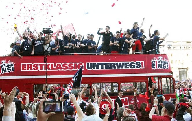RB Leipzig - Karlsruhe Fußball 2.Bundesliga Leipzig, 08.05.2016, Red Bull Arena, Fussball, 2. Bundesliga, 33.Spieltag. , RB Leipzig vs. Karlsruher SC , Im Bild: Im offenen Doppelstockbus fährt die Mannschaft durch die Fans und feiert den Aufstieg. , RB Leipzig jubelt nach dem Sieg und steht als Aufsteiger in die 1. Bundesliga fest! ,