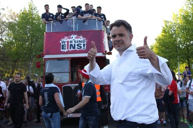 08.05.2016, xkvx, Fussball 2.Bundesliga, RB Leipzig - Karlsruher SC, emspor, v.l. Spieler von RB Leipzig feiern den Auftsieg jubeln nach de Spielende freuen sich steigen auf feiern mit den Fans Ulrich Wolter (Vorstandsmitglied RB Leipzig) Leipzig