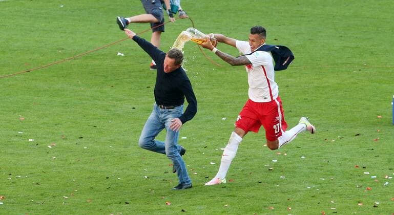 RB Leipzig - Karlsruhe Fußball 2.Bundesliga Leipzig, 08.05.2016, Red Bull Arena, Fussball, 2.Bundesliga, 33.Spieltag , Rasenballsport Leipzig vs. Karlsruher SC 2:0 (1:0) , Mit dem Heimsieg gegen Karlsruhe konnten die Leipziger den Aufstieg in die 1.Bundesliga perfekt machen. , Im Bild: Leipzigs Trainer Ralf Rangnick verletzte sich bei der Bierdusche von Davie Selke und Stefan Ilsanker. ,