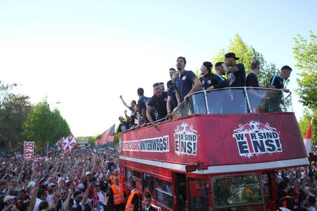 08.05.2016, xkvx, Fussball 2.Bundesliga, RB Leipzig - Karlsruher SC, emspor, v.l. Spieler von RB Leipzig feiern den Auftsieg jubeln nach de Spielende freuen sich steigen auf feiern mit den Fans Leipzig