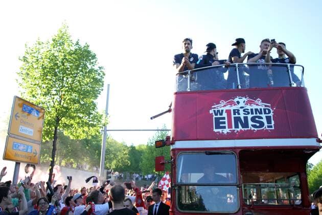 08.05.2016, xkvx, Fussball 2.Bundesliga, RB Leipzig - Karlsruher SC, emspor, v.l. Spieler von RB Leipzig feiern den Auftsieg jubeln nach de Spielende freuen sich steigen auf feiern mit den Fans Bengalos Rauch Leipzig