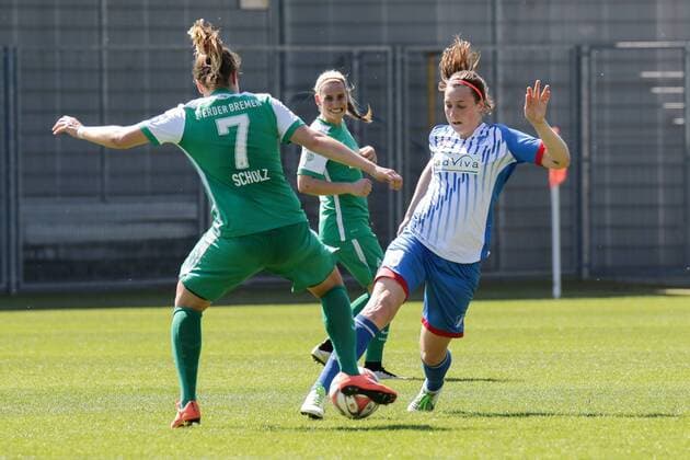 v.li.: Lisa-Marie Scholz (Bremen, 7), Christine Schneider (Hoffenheim, 8), Zweikampf, Duell, duel, tackle, tackling, Dynamik, Action, Aktion, Fussball, Allianz Frauen-Bundesliga, TSG 1899 Hoffenheim - SV Werder Bremen, xozx