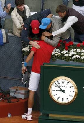 Serbian tennis player Novak Djokovic celebrates with his friends his victory 6-2, 3-6 and 6-3 against Scottish Andy Murray during their Mutua Madrid Open male final match played at the Caja Magica tennis complex in Madrid, Spain, on 08 May 2016. Novak Djokovic vs Andy Murray !ACHTUNG: NUR REDAKTIONELLE NUTZUNG!  20160508-635983397682112025