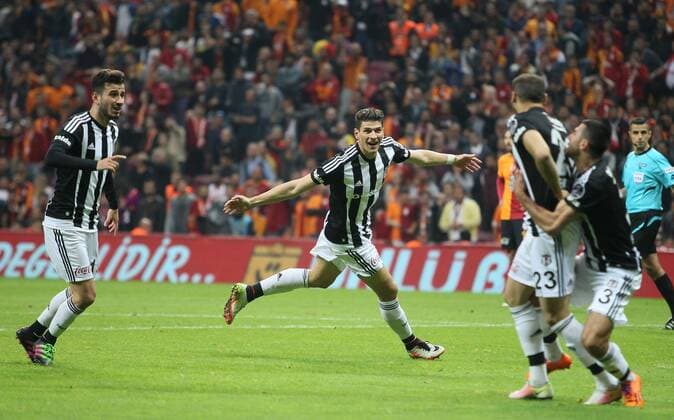 Bilder des Tages - SPORT Turkey superlig derby match between Galatasaray and Besiktas at Turk Telekom Arena in Istanbul on May 08 , 2016. Final Score : Galatasaray 0 - Besiktas 1 Pictured : Besiktas s german player Mario Gomez celebrates after him goal. 
