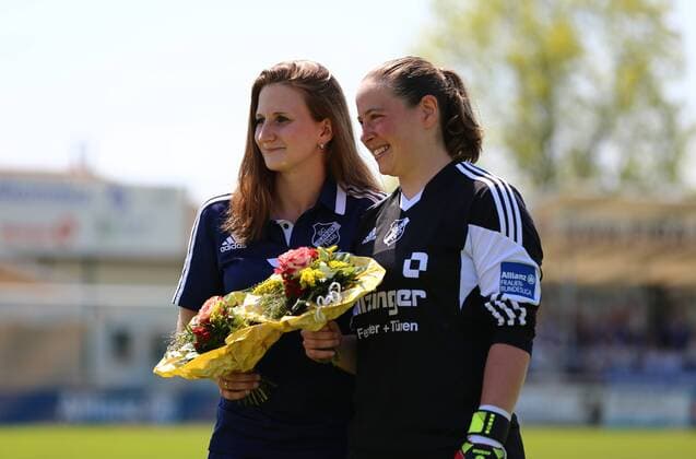 08.05.2016 xcex Deutschland, Willstätt, Fussball, Frauenfussball Allianz Frauen-Bundesliga Saison 2015 2016 SC Sand gegen 1. FFC Frankfurt Julia Zirnstein und Kristina Kober (Sand) werden verabschiedet