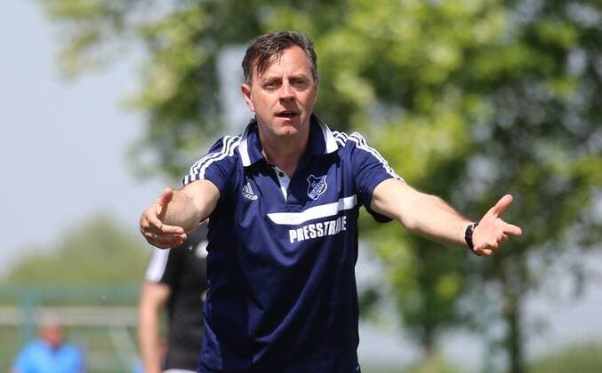 08.05.2016 xcex Deutschland, Willstätt, Fussball, Frauenfussball Allianz Frauen-Bundesliga Saison 2015 2016 SC Sand gegen 1. FFC Frankfurt Trainer Alex Fischinger (Sand) an der Seitenlinie