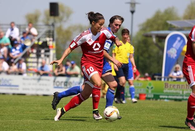 08.05.2016 xcex Deutschland, Willstätt, Fussball, Frauenfussball Allianz Frauen-Bundesliga Saison 2015 2016 SC Sand gegen 1. FFC Frankfurt Dzsenifer Marozsan (Frankfurt) gegen Anne van Bonn (Sand)