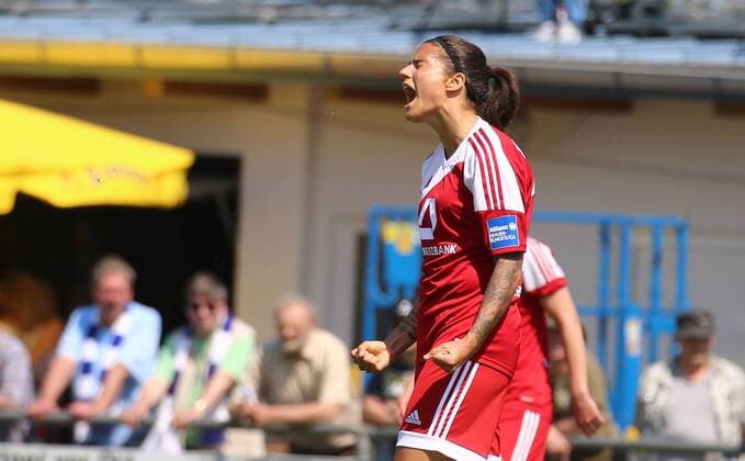 08.05.2016 xcex Deutschland, Willstätt, Fussball, Frauenfussball Allianz Frauen-Bundesliga Saison 2015 2016 SC Sand gegen 1. FFC Frankfurt Dzsenifer Marozsan (Frankfurt) ärgert sich, Emotion, Ärger