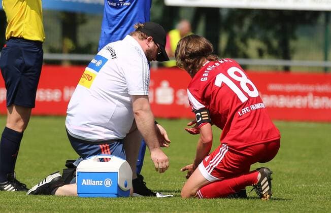 08.05.2016 xcex Deutschland, Willstätt, Fussball, Frauenfussball Allianz Frauen-Bundesliga Saison 2015 2016 SC Sand gegen 1. FFC Frankfurt Kerstin Garefrekes (Frankfurt) muss behandelt werden, zieht sich einen doppelten Nasenbeinbruch zu