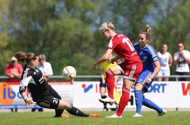 08.05.2016 xcex Deutschland, Willstätt, Fussball, Frauenfussball Allianz Frauen-Bundesliga Saison 2015 2016 SC Sand gegen 1. FFC Frankfurt Sophie Schmidt (Frankfurt) gegen Kristina Kober (Sand)