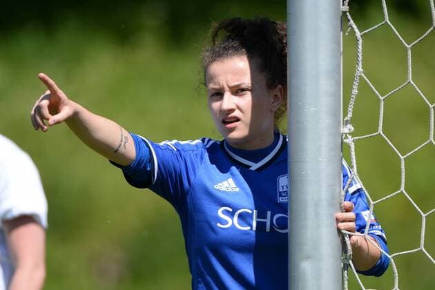 v.li.: Deborah Vinci (TSV Schott Mainz, 22) gibt Anweisungen, gestikuliert, mit den Armen gestikulieren, gives instructions, gesticulate Einzelbild, Aktion, Action Porträt, Portrait , Fussball, 2. Frauen-Bundesliga Süd, FC Bayern München II - TSV Schott Mainz, xslx