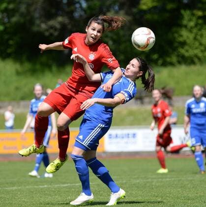 v.li.: Anna Schlarb (FC Bayern München II, 5) Deniz Nadine Öser (Oeser, TSV Schott Mainz, 10) im Zweikampf, Duell, duel, tackle, Dynamik, Action, Aktion, Fussball, 2. Frauen-Bundesliga Süd, FC Bayern München II - TSV Schott Mainz, xslx