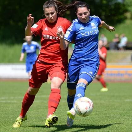 v.li.: Anna Schlarb (FC Bayern München II, 5) Deniz Nadine Öser (Oeser, TSV Schott Mainz, 10) im Zweikampf, Duell, duel, tackle, Dynamik, Action, Aktion, Fussball, 2. Frauen-Bundesliga Süd, FC Bayern München II - TSV Schott Mainz, xslx