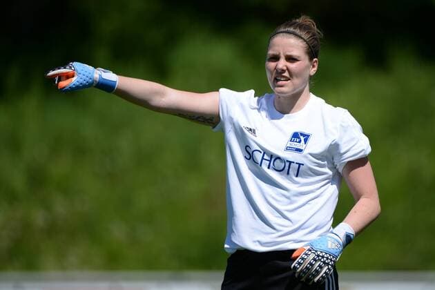 v.li.: Elena Bläser (Blaeser, TSV Schott Mainz, 15) gibt Anweisungen, gestikuliert, mit den Armen gestikulieren, gives instructions, gesticulate Einzelbild, Aktion, Action Porträt, Portrait , Fussball, 2. Frauen-Bundesliga Süd, FC Bayern München II - TSV Schott Mainz, xslx