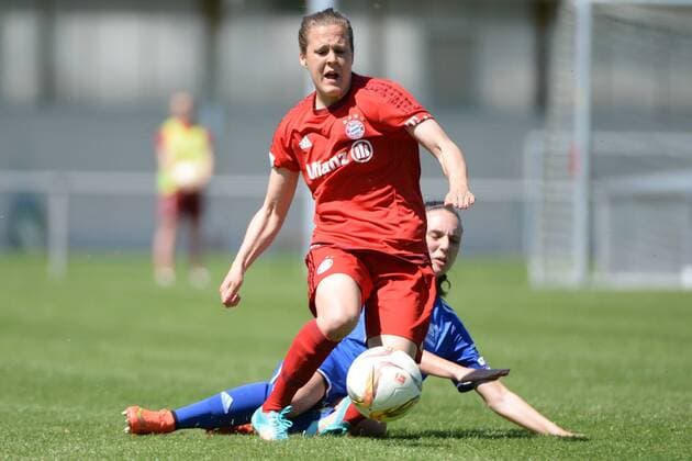 v.li.: Vanessa Bürki (FC Bayern München II, 36) wird gefoult, Fussball, 2. Frauen-Bundesliga Süd, FC Bayern München II - TSV Schott Mainz, xslx