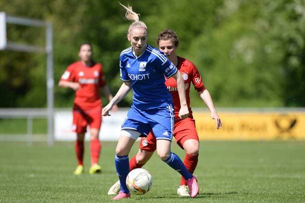 v.li.: Chiara Loos (TSV Schott Mainz, 27) Anja Pfluger (FC Bayern München II, 10) im Zweikampf, Duell, duel, tackle, Dynamik, Action, Aktion , Fussball, 2. Frauen-Bundesliga Süd, FC Bayern München II - TSV Schott Mainz, xslx
