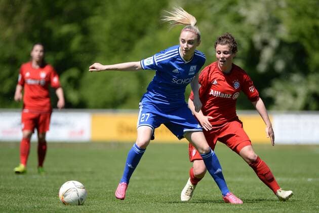 v.li.: Chiara Loos (TSV Schott Mainz, 27) Anja Pfluger (FC Bayern München II, 10) im Zweikampf, Duell, duel, tackle, Dynamik, Action, Aktion , Fussball, 2. Frauen-Bundesliga Süd, FC Bayern München II - TSV Schott Mainz, xslx
