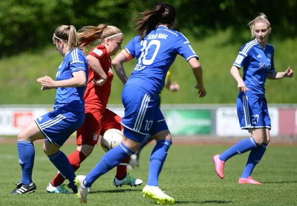 v.li.: Ricarda Walkling (FC Bayern München II, 23) setzt sich gegen Deniz Nadia Özer (Oezer, TSV Schott Mainz, 10) und Judith Bast (TSV Schott Mainz, 4) durch , Fussball, 2. Frauen-Bundesliga Süd, FC Bayern München II - TSV Schott Mainz, xslx