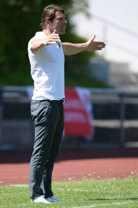 v.li.: Trainer Ali Kayhan Cakici (TSV Schott Mainz), gibt Anweisungen, gestikuliert, mit den Armen gestikulieren, gives instructions, gesticulate Freisteller, Einzelbild, Aktion, Action , Fussball, 2. Frauen-Bundesliga Süd, FC Bayern München II - TSV Schott Mainz, xslx