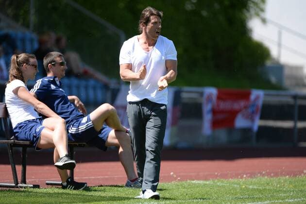 v.li.: Trainer Ali Kayhan Cakici (TSV Schott Mainz), gibt Anweisungen, gestikuliert, mit den Armen gestikulieren, gives instructions, gesticulate Freisteller, Einzelbild, Aktion, Action , Fussball, 2. Frauen-Bundesliga Süd, FC Bayern München II - TSV Schott Mainz, xslx