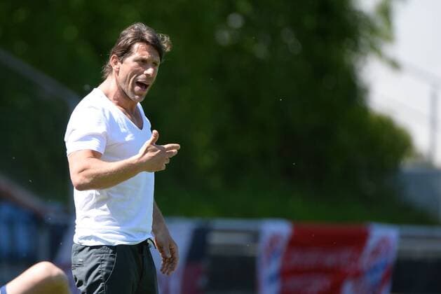 v.li.: Trainer Ali Kayhan Cakici (TSV Schott Mainz), gibt Anweisungen, gestikuliert, mit den Armen gestikulieren, gives instructions, gesticulate, Einzelbild, Aktion, Action , Fussball, 2. Frauen-Bundesliga Süd, FC Bayern München II - TSV Schott Mainz, xslx