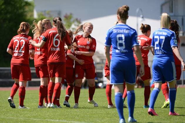 v.li.: Spielerinnen des FC Bayern mit Torjubel, Jubel, Torjubel, Torerfolg, celebrate the goal, goal, celebration, Jubel ueber das Tor zum 1:0 durch Vanessa Bürki (FC Bayern München II, 36) (3. v. re), optimistisch, Action, Aktion , Fussball, 2. Frauen-Bundesliga Süd, FC Bayern München II - TSV Schott Mainz, xslx