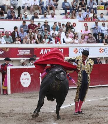 Mexican bullfighter Sergio Flores fights his first bull 508kg Espino during the San Marcos National Fair held in Aguascalientes, Mexico, on 08 May 2016. SAN MARCOS NATIONAL FAIR !ACHTUNG: NUR REDAKTIONELLE NUTZUNG!  20160509-635983762716275880