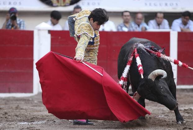 Spanish bullfighter Lopez Simon fights his first bull 518kg Don Chon during the San Marcos National Fair held in Aguascalientes, Mexico, on 08 May 2016. SAN MARCOS NATIONAL FAIR !ACHTUNG: NUR REDAKTIONELLE NUTZUNG!  20160509-635983763432315880