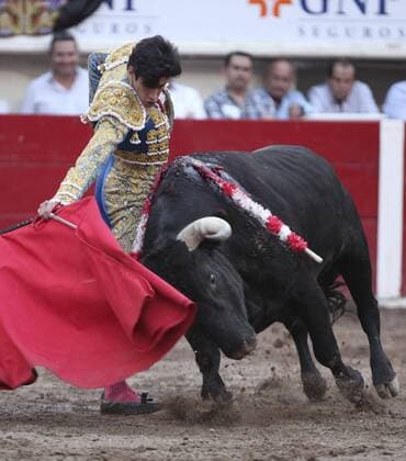 Spanish bullfighter Lopez Simon fights his first bull 518kg Don Chon during the San Marcos National Fair held in Aguascalientes, Mexico, on 08 May 2016. SAN MARCOS NATIONAL FAIR !ACHTUNG: NUR REDAKTIONELLE NUTZUNG!  20160509-635983763456651880