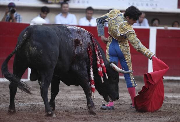 Spanish bullfighter Lopez Simon fights his first bull 518kg Don Chon during the San Marcos National Fair held in Aguascalientes, Mexico, on 08 May 2016. SAN MARCOS NATIONAL FAIR !ACHTUNG: NUR REDAKTIONELLE NUTZUNG!  20160509-635983763386763880