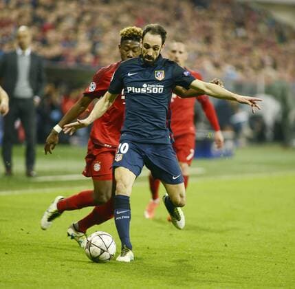 Fußball Champions League FC Bayern München gegen Athletico Madrid Spielszene mit Juanfran (vo) und David Alaba. Fußball Champions League FC Bayern München gegen Athletico Madrid Spielszene mit Juanfran (vo) und David Alaba.