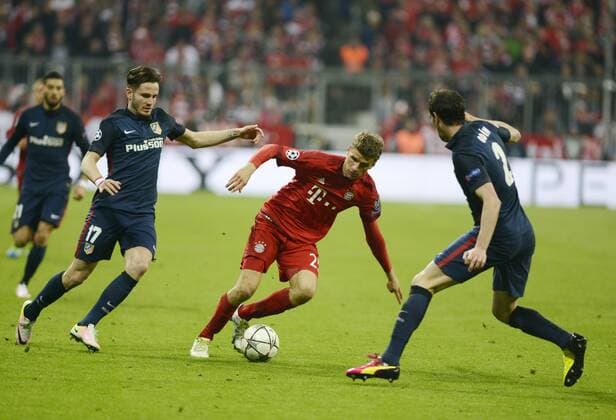 Fußball Champions League FC Bayern München gegen Athletico Madrid Spielszene mit Thomas Müller (vo) und Saul Miguez. Fußball Champions League FC Bayern München gegen Athletico Madrid Spielszene mit Thomas Müller (vo) und Saul Miguez.