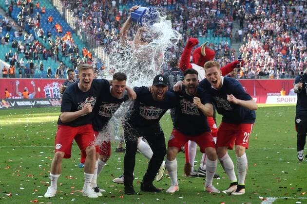 08.05.2016, xkvx, Fussball 2.Bundesliga, RB Leipzig - Karlsruher SC, emspor, v.l. Wasserdusche von Willi Orban (RB Leipzig) fuer seine Mitspieler, feiern den Auftsieg jubeln nach de Spielende freuen sich steigen auf Leipzig