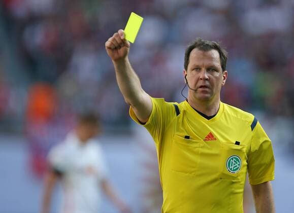 08.05.2016, Fussball 2.Bundesliga 2015 2016, 33.Spieltag, RasenBallsport Leipzig - Karlsruher SC, in der Red Bull Arena Leipzig. Schiedsrichter Peter Sippel 