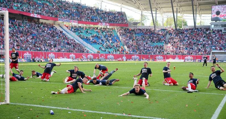 RB Leipzig - Karlsruhe Fußball 2.Bundesliga Leipzig, 08.05.2016, Red Bull Arena, Fussball, 2. Bundesliga, 33.Spieltag. , RB Leipzig vs. Karlsruher SC 2:0 (0:0) , Im Bild: Mannschaft von RB Leipzig, Schlussjubel. , RB Leipzig steht als Aufsteiger in die 1. Bundesliga fest! ,