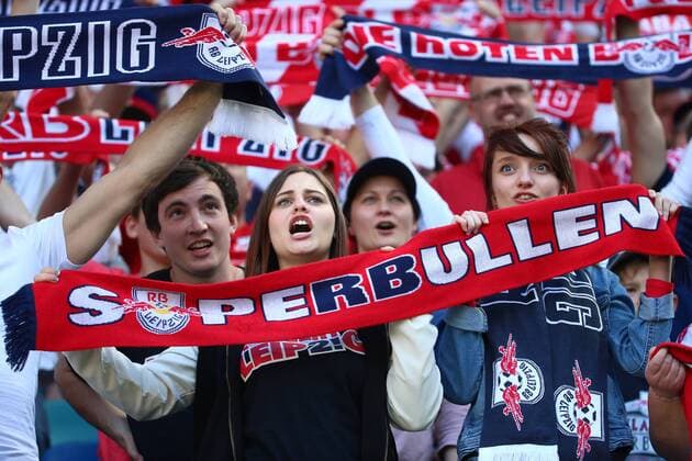 Leipzig, 08.05.2016, Red Bull Arena, Fussball, 2. Bundesliga, 33.Spieltag. , RB Leipzig vs. Karlsruher SC 2:0 (0:0). , Im Bild: Fans von RB Leipzig zeigen ihre Fanschals. , RB Leipzig jubelt nach dem Sieg und steht als Aufsteiger in die 1. Bundesliga fest! ,