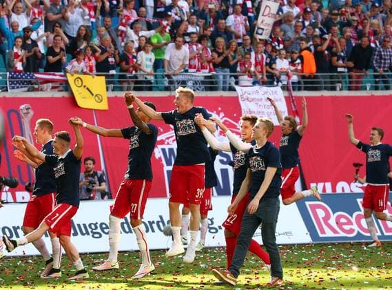 Leipzig, 08.05.2016, Red Bull Arena, Fussball, 2. Bundesliga, 33.Spieltag. , RB Leipzig vs. Karlsruher SC 2:0 (0:0). , Im Bild: RB Leipzig jubelt nach dem Sieg und steht als Aufsteiger in die 1. Bundesliga fest! ,