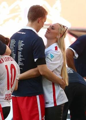 Leipzig, 08.05.2016, Red Bull Arena, Fussball, 2. Bundesliga, 33.Spieltag. , RB Leipzig vs. Karlsruher SC 2:0 (0:0). , Im Bild: Marcel Halstenberg mit Freundin. , RB Leipzig jubelt nach dem Sieg und steht als Aufsteiger in die 1. Bundesliga fest! ,