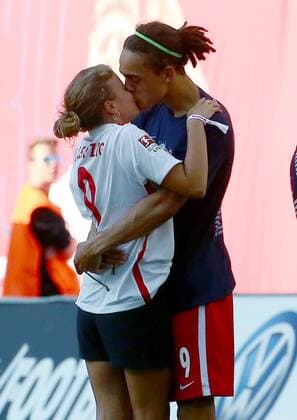 Leipzig, 08.05.2016, Red Bull Arena, Fussball, 2. Bundesliga, 33.Spieltag. , RB Leipzig vs. Karlsruher SC 2:0 (0:0). , Im Bild: Yussuf Poulsen bekommt ein Küsschen von seiner Freundin. , RB Leipzig jubelt nach dem Sieg und steht als Aufsteiger in die 1. Bundesliga fest! ,