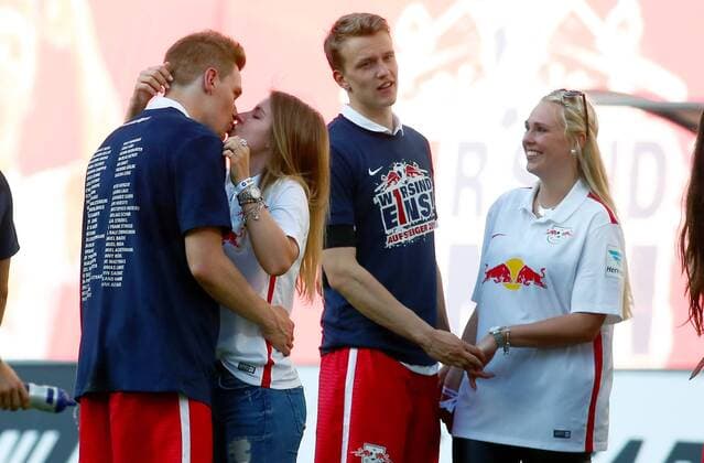 Leipzig, 08.05.2016, Red Bull Arena, Fussball, 2. Bundesliga, 33.Spieltag. , RB Leipzig vs. Karlsruher SC , Im Bild v.l.: Lukas Klostermann mit Küsschen von Freundin vor Marcel Halstenberg mit Freundin. , RB Leipzig jubelt nach dem Sieg und steht als Aufsteiger in die 1. Bundesliga fest! ,